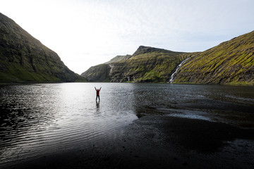 Fototapeta premium perdu solitude randonnée voyage falaise féoré île faroe island saksun lac silhouette homme