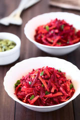 Frischer roher Salat aus geriebener roter Bete, Karotte und Apfel, fotografiert mit natürlichem...