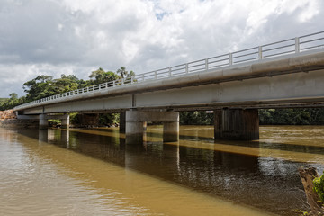 Le nouveau pont de la Comté permet une circulation à double sens, dans la commune de Roura en Guyane française