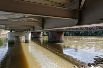 La rivière Comté sous le nouveau et l'ancien pont de la Comté dans la commune de Roura en Guyane française