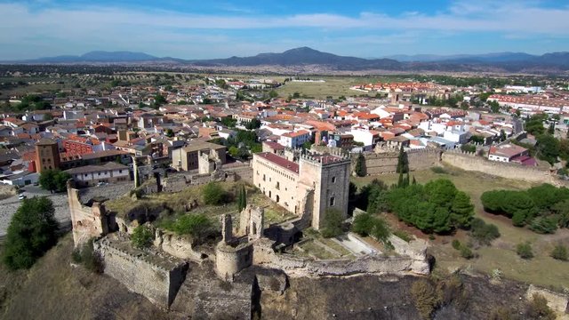 Castillo de Escalona​ desde el aire. Pueblo historico de Toledo (Castilla La Mancha, España) Video aereo con drone