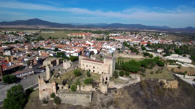 Castillo de Escalona​ desde el aire. Pueblo historico de Toledo (Castilla La Mancha, España) Video aereo con drone