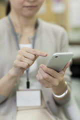 スマートフォンを操作するビジネスウーマン