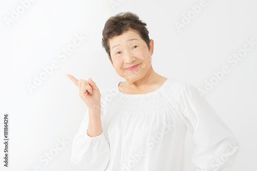 お年寄り 女性 指差し Stock Photo And Royalty Free Images On Fotolia Com Pic