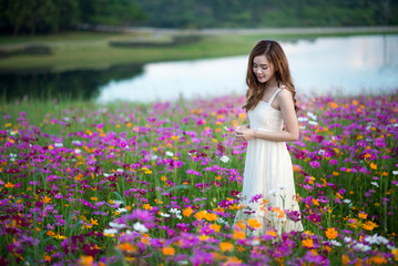 Fototapeta na wymiar Asian beautiful woman standing in the park.