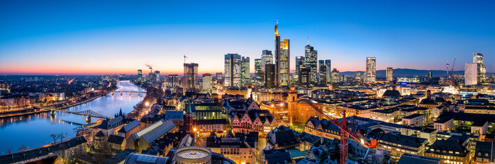 Frankfurt am Main Skyline Panorama bei Nacht - obrazy, fototapety, plakaty