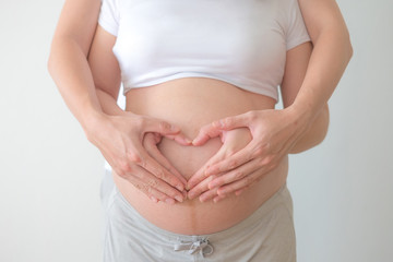 The baby is the apple of parents' eye.