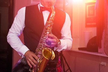 Obraz premium jazz musician playing the saxophone against colorful smoky background