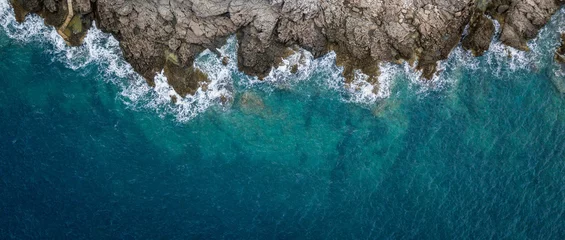 Foto op Plexiglas Luchtfoto Luchtfoto van zeegolven en fantastische rotsachtige kust, Montenegro