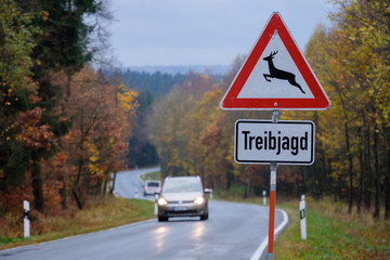 Verkehrszeichen Treibjagd mit Landstrasse