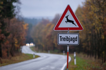Verkehrszeichen Treibjagd mit Landstrasse