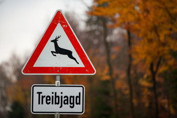Verkehrszeichen Treibjagd mit Landstrasse