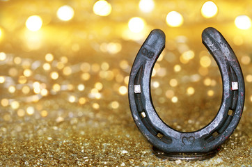 Silvester, Hufeisen auf goldenem Hintergrund