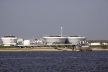 Fototapeta na wymiar Ölraffinerie an der Elbe, Hamburg, Deutschland, Europa