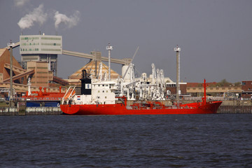 Frachtschiff auf der Elbe, Hamburg, Deutschland, Europa