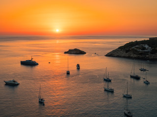 hermoso paisaje al atardecer en Ibiza, Cala D´hort