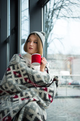 Fototapeta premium girl holding red cup