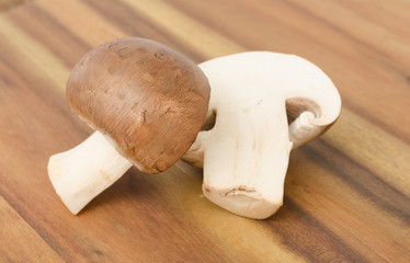 Champignons auf Schneidebrett