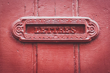 Boite à lettres rouge en métal