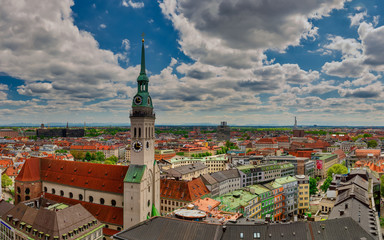 Obraz premium München Panorama altes Rathaus Isartor Stadtbild Viktualienmarkt Dom Frauenkirche alter Peter