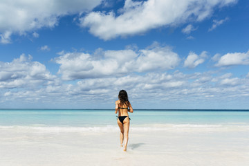 Fototapeta na wymiar Young woman relax on the beach.