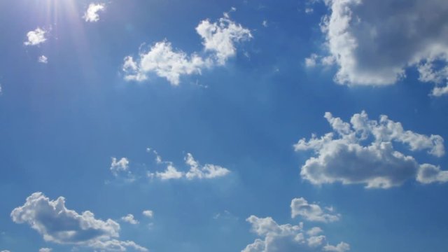 Wolken, die am strahlend blauen Himmel vor&uuml;berziehen