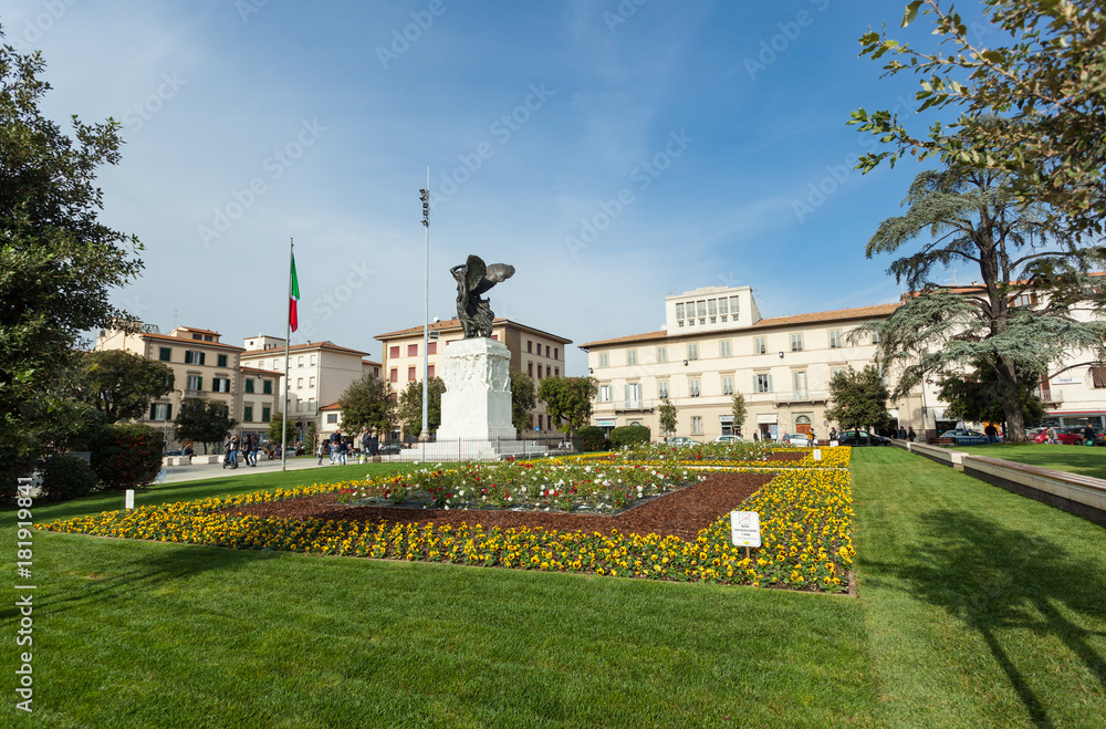 Wall mural  The bronze statue in Della Vittoria Square in Empoli