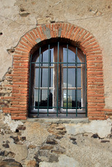 Fenêtre avec encadrement de briques.