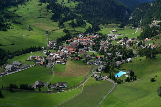 Berg&uuml;n im Albulatal von oben