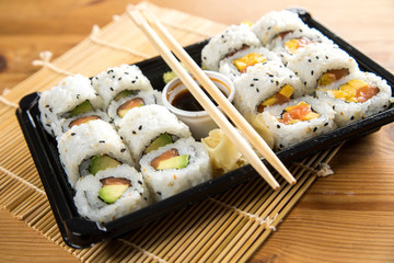 Inside Out Sushi vom Lieferdienst in Variation Mango Lachs Frischkäse und Avocado Lachs