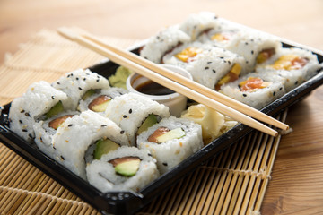 Inside Out Sushi vom Lieferdienst in Variation Mango Lachs Frischkäse und Avocado Lachs