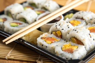Inside Out Sushi vom Lieferdienst in Variation Mango Lachs Frischkäse und Avocado Lachs