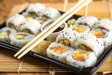 Inside Out Sushi vom Lieferdienst in Variation Mango Lachs Frischkäse und Avocado Lachs