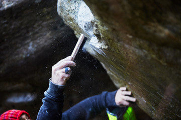 Pulizia roccia con magnesite per climbing