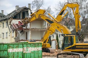 Bagger beim Abriss eines alten Wohnhauses