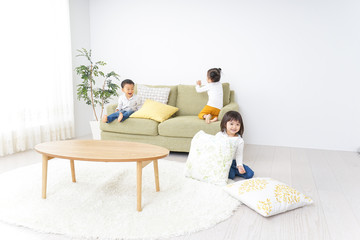 家で仲良く遊ぶ子供