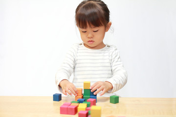 積み木で遊ぶ幼児(3歳児)