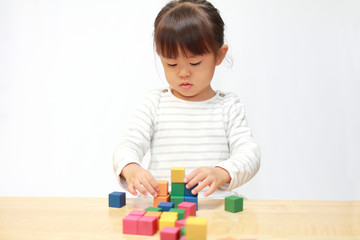 Naklejka premium 積み木で遊ぶ幼児(3歳児)