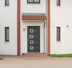 Moderne Haustür eines Hauses