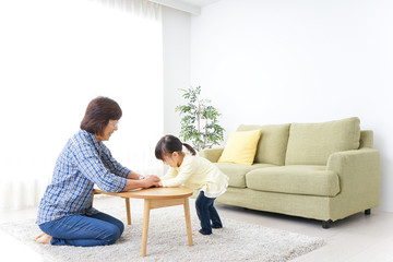 おばあちゃんとゲームをする子供