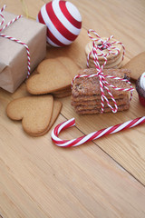 Sfondo natalizio. Biscotti e decorazioni di Natale su tavolo di legno