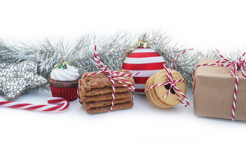 Sfondo natalizio. Biscotti e decorazioni di Natale su sfondo bianco