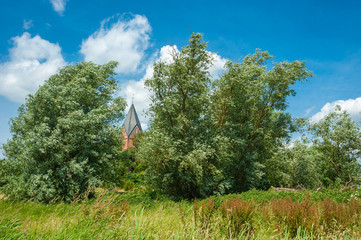 Landschaft mit dem Turm der Basilika in Altenkrempe