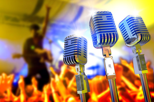 Dise&ntilde;o con microfonos vintage y concierto.
Fondo de m&uacute;sica en directo.Grupo de m&uacute;sica en el escenario y publico