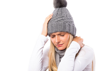 Junge Frau ist erk&auml;ltet und hat schmerzen