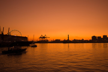 Fototapeta na wymiar Genova al tramonto