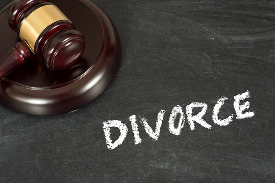 Ein Richterhammer und Kreidetafel mit dem Wort Scheidung
