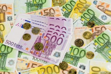 many different euro bills
