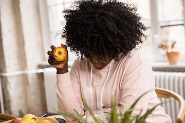 Schwarze Frau mit Apfel