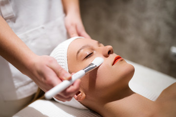 Obraz na płótnie Canvas Cosmetic and massage treatment at wellbeing saloon